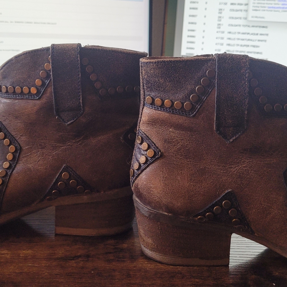 Circle G Brown Ankle Boots with Star Design